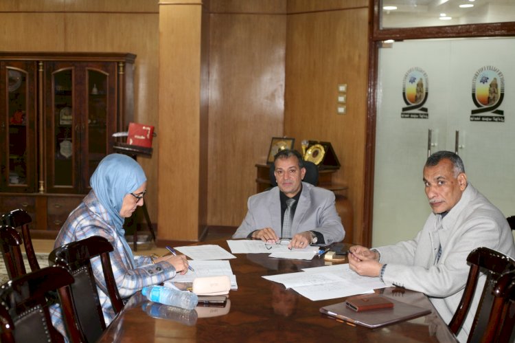 رئيس جامعة جنوب الوادي يناقش تجميع الادارات المركزية بمبنى رئاسة الجامعة