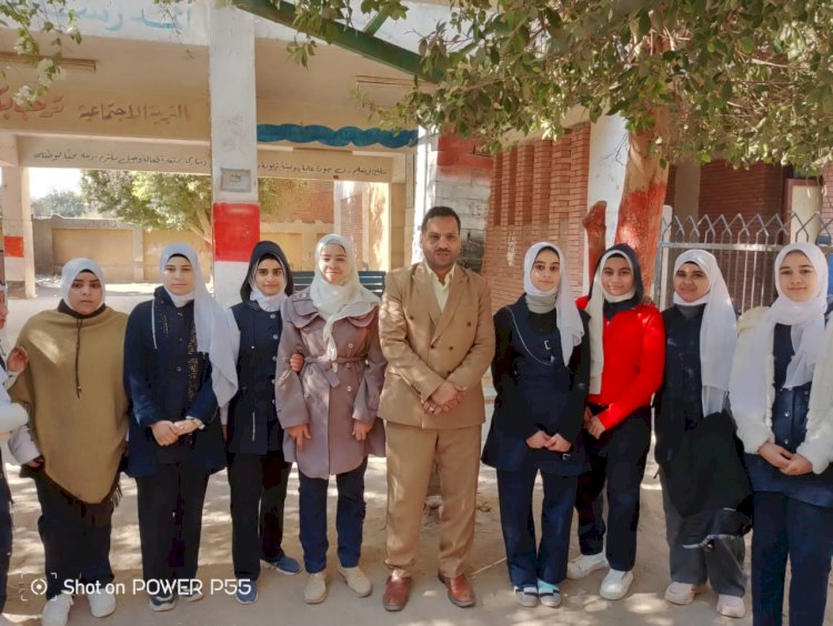 مدير عام تعليم أبوتشت يتابع انتظام الدراسة في رابع أيام التيرم الثاني