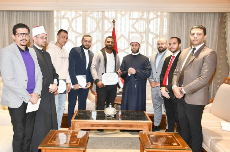 وزير الأوقاف يكرم شباب إنقاذ حريق فيصل ويهديهم رحلة عمرة
