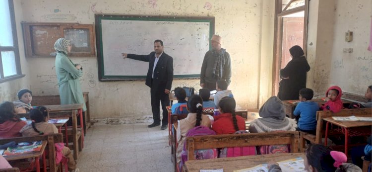 إحالة مدير مدرسة وموجه بتعليم أبوتشت للشؤون القانونية بسبب الإهمال الوظيفى