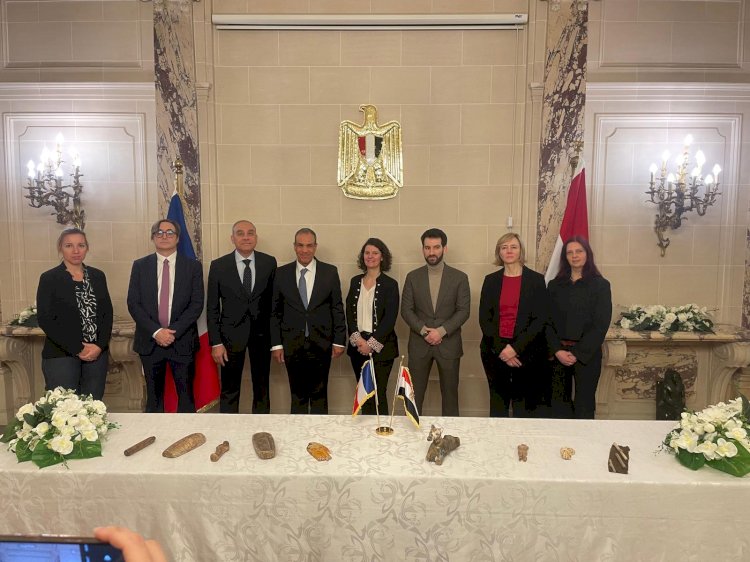 وزير الخارجية يحضر مراسم استرداد قطع اثرية مصرية بالسفارة المصرية في باريس