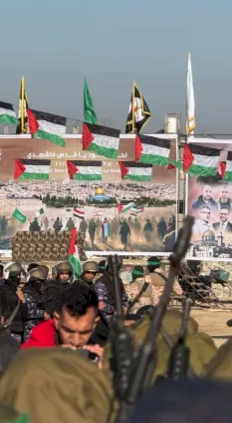 تسليم الثلاث أسري الاسرائيليين إلي الصليب الأحمر بطقوس حماس