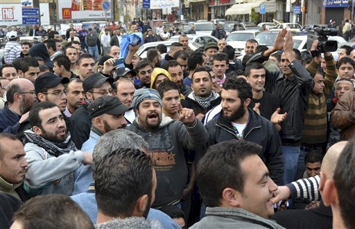 وصول الأسرى المحررين من سجون الاحتلال رام الله ونقل بعضهم للمستشفى