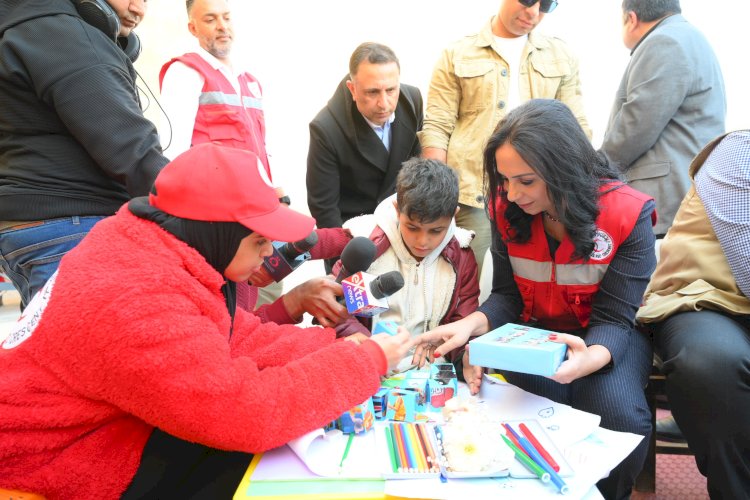 وزيرة التضامن  تستقبل المصابين الفلسطينيين ومرافقيهم بالورود علي معبر رفح البري
