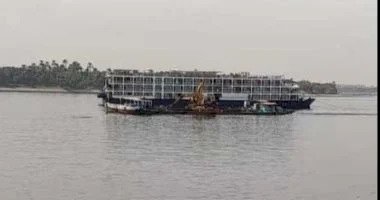 باخرة سياحية تستأنف رحلتها  بعد  شحوطها فى النيل بالمنيا