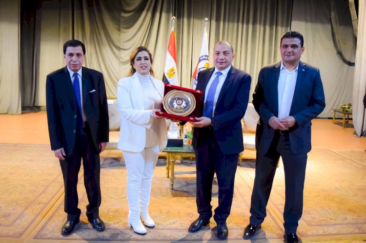 رئيس جامعة بني سويف يشهد فعاليات ندوة الفن الجميل بحضور الفنانة سيمون