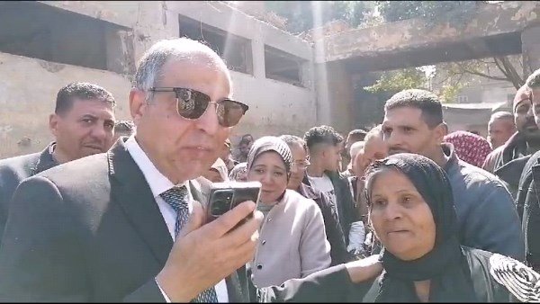 محافظ المنيا يستجيب لطلب سيدة مسنة عند تفقده سوق الحبشي
