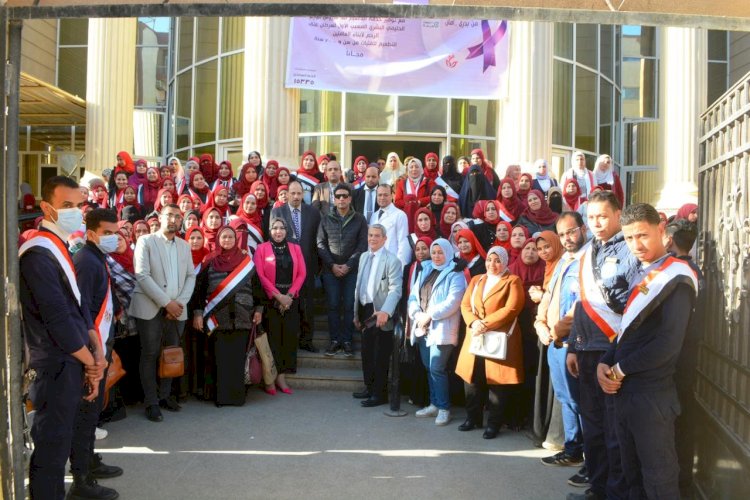 محافظ سوهاج يتابع نتائج حملة الكشف المبكر عن الأورام السرطانية بسوهاج