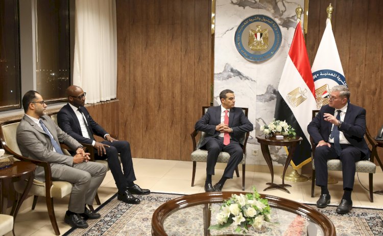 جلسة مباحثات مشتركة بين  رئيس شركة شلمبرجير ووزير البترول علي هامش ايجبس