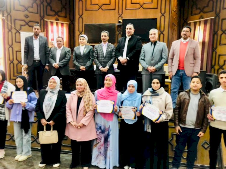 وكيل تعليم كفر الشيخ يكرم القائمين والمشاركين في مسابقة آيسف