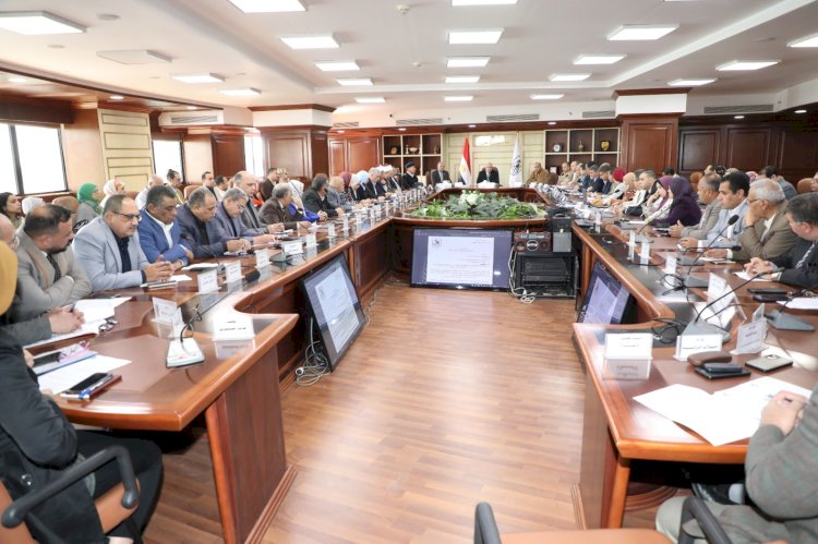 محافظ بني سويف يناقش الموقف المالي والتنفيذي للخطة الاستثمارية المحلية