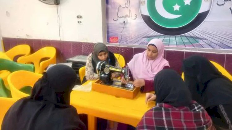 شباب المنيا ينظم دورة تدريبية لتعليم الحياكة والتفصيل في ديرمواس