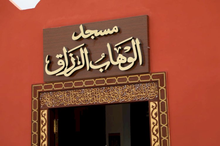 وزير الزراعة يؤدي صلاة الجمعة بمسجد الوهاب الرزاق بإحدى قرى الاستصلاح بالنوبارية