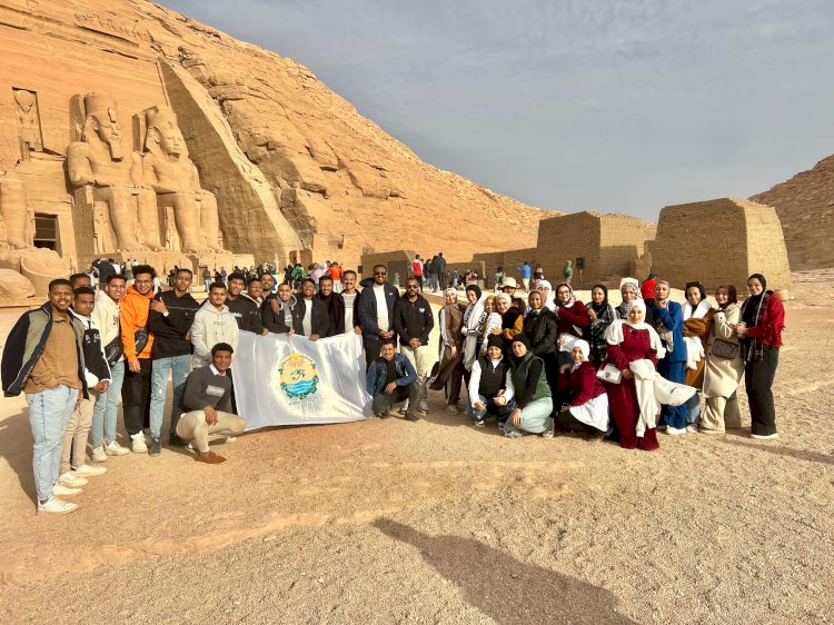 طلاب جامعة أسوان يشاركون في احتفالية تعامد الشمس على وجه الملك رمسيس الثاني