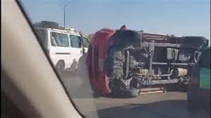 إصابة 19 عامل وعاملة إثر انقلاب ربع نقل على طريق تونا الجبل بالمنيا