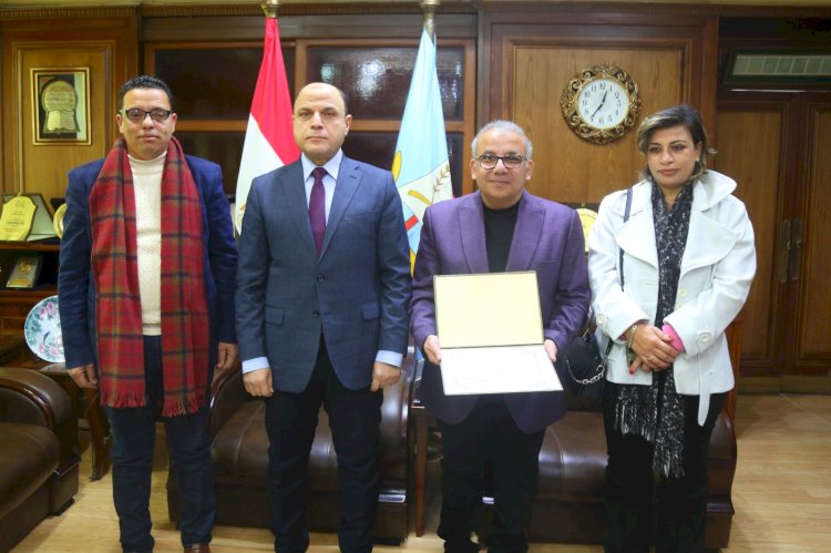 محافظ كفرالشيخ يكرّم مدير ثقافة بيلا لتطويره تطبيق توت الإلكتروني المجاني