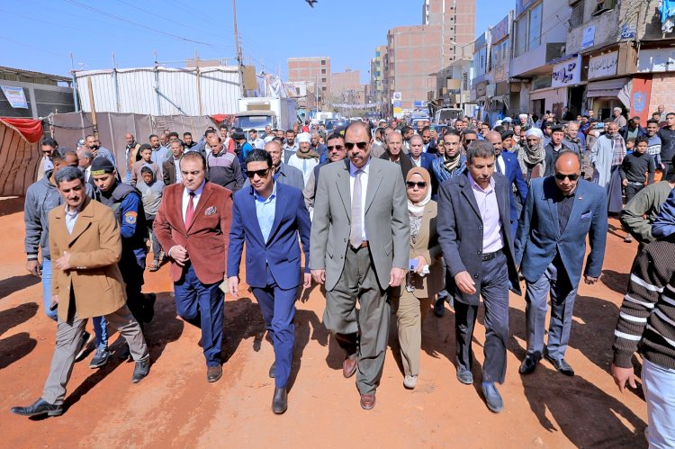 محافظ سوهاج يتفقد الوضع العام بالشارع ومستوى الخدمات المقدمة للمواطنين