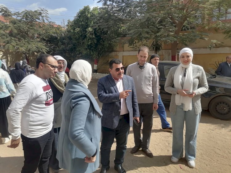 رئيس مدينة ببا يتفقد قافلة مصر في عيوننا لمكافحة مسببات العمي