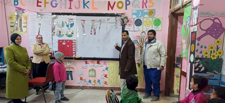 قاصد يتفقد سير الدراسة بمدارس ابو تشت  ويكرم أوائل الطلبة