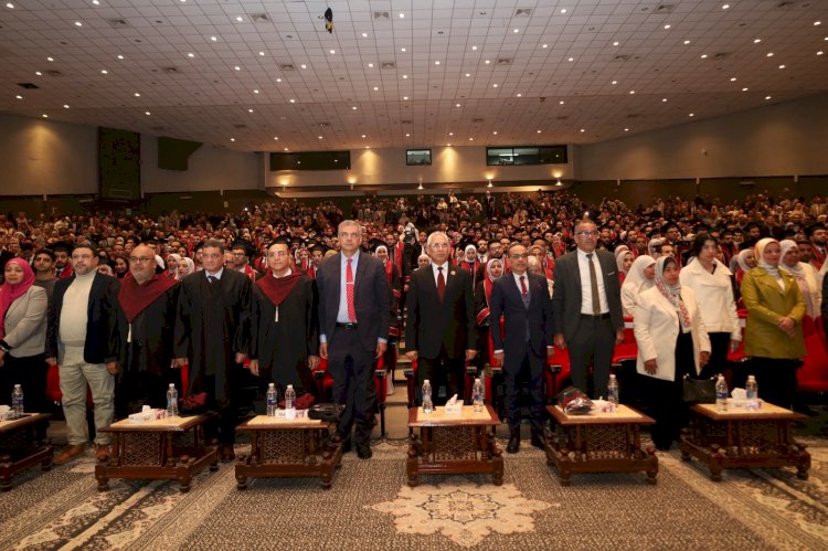 رئيس جامعة المنيا يشهد حفل تخرج الدفعة 35 بكلية الطب