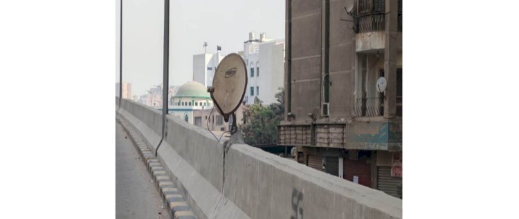 نكشف حقيقة  الدش الهوائى المثبت أعلى الحواجز بأحد المحاور المرورية بالجيزة