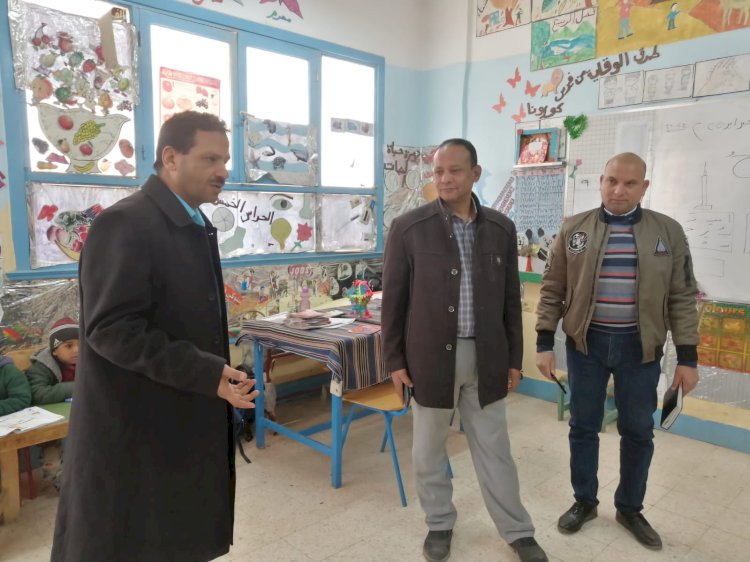 مدير تعليم أبوتشت يتابع سير الدراسة وتحقيق الإنضباط الإداري بالمدارس