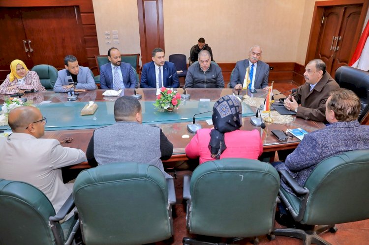 محافظ سوهاج يلتقي شباب رواد الأعمال