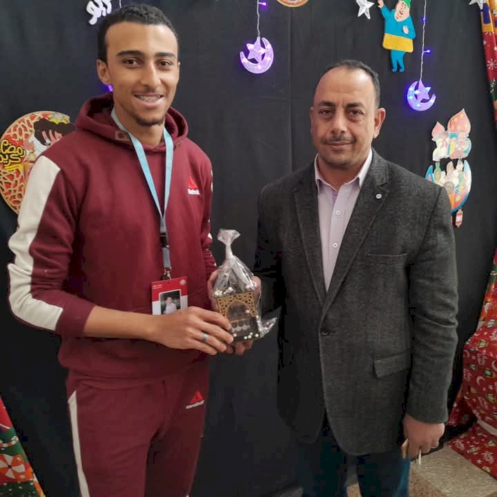 عميد كلية الحقوق بقنا يوزع فوانيس رمضان على الطلاب احتفالاً  بالشهر الكريم