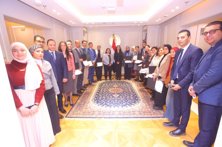 وزيرة التضامن تكرم فريق عمل مركز استقبال أبناء وبنات العاملين بالوزارة