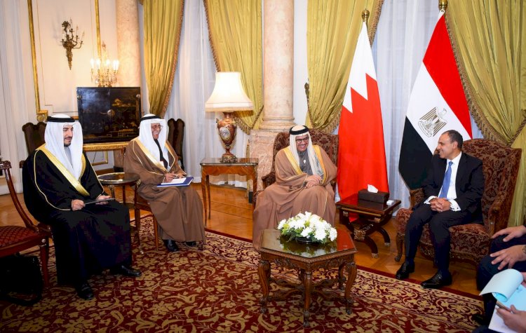 وزير الخارجية والهجرة يلتقي مع نظيره البحريني