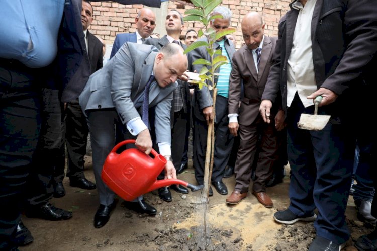 محافظ كفرالشيخ يزرع الأشجار المثمرة بمدرسة الرياض للتعليم الأساسي