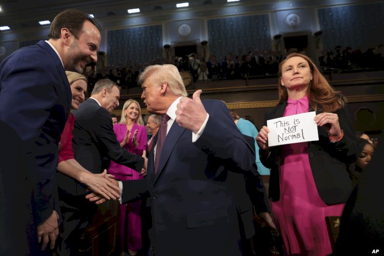 الديمقراطيون يتهمون ترامب بالكذب ويسجلون اعتراضهم باللافتات السوداء