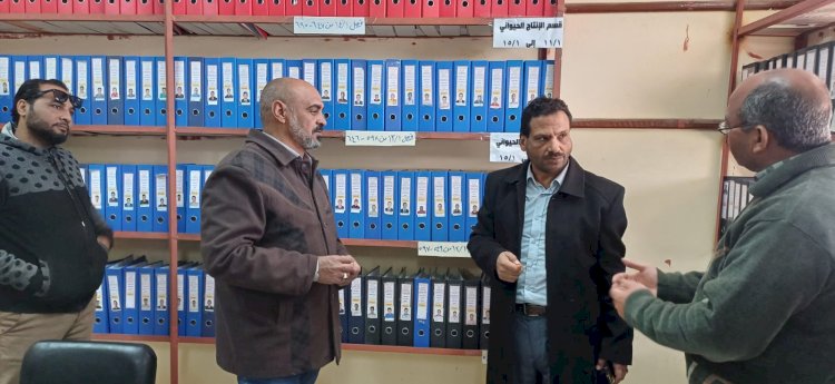 مدير عام التعليم بأبوتشت يتابع سير الدراسة بالعمرة الزراعية