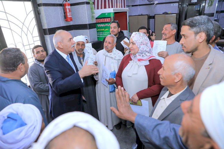 السكرتير العام يسلم 28 من نموذج 8 تصالح للمواطنين بسوهاج