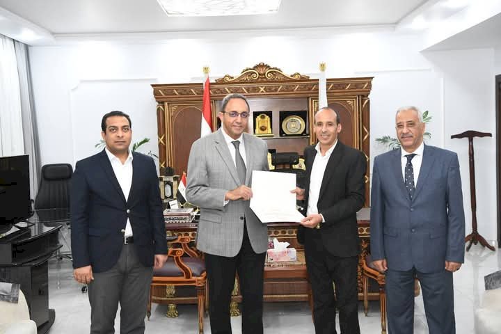 محافظ قنا يكرم أوائل البرامج التدريبية بمركز تدريب التنمية المحلية بسقارة