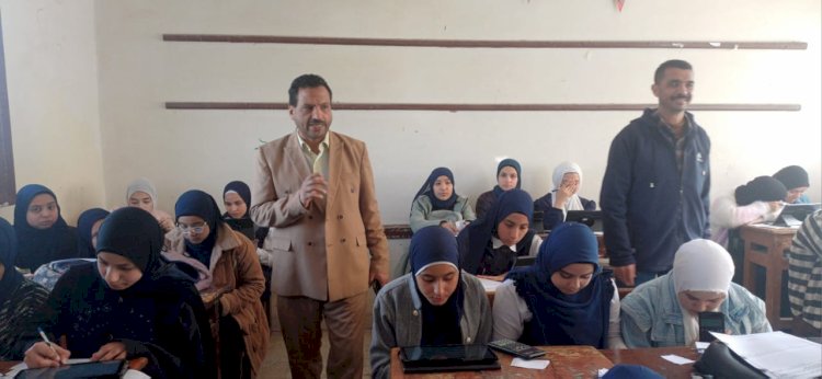 مدير تعليم أبوتشت يتابع نسب الحضور واختبار شهر مارس بالثانوية بنات