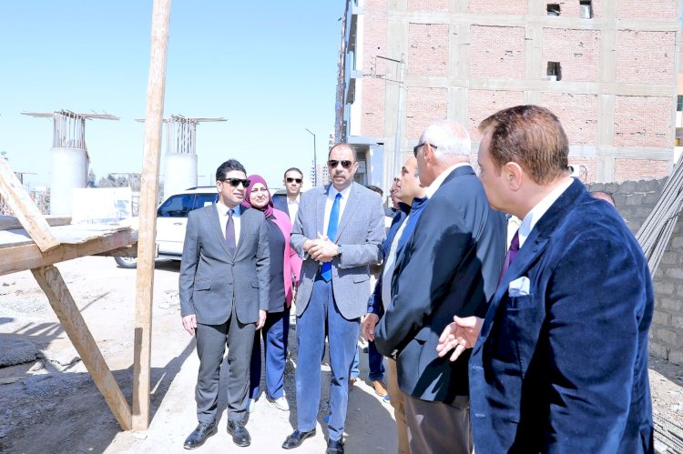 محافظ سوهاج يتفقد إنشاء كوبري أعلى مزلقان الروافع قبلي وتوسعة الكورنيش الغربي