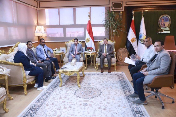 رئيس جامعة جنوب الوادي يلتقي وفد بنك فيصل الإسلامي لبحث التعاون المشترك