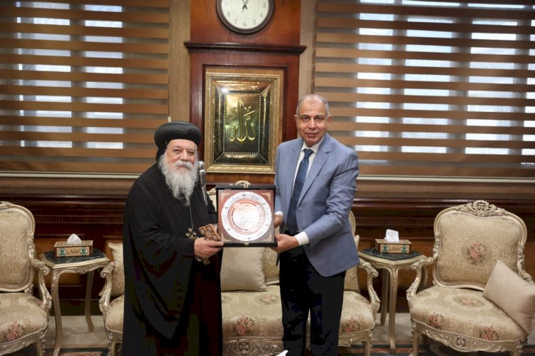 محافظ المنيا يتسلم درع رحلة العائلة المقدسة من الأنبا ديمتريوس مطران ملوى