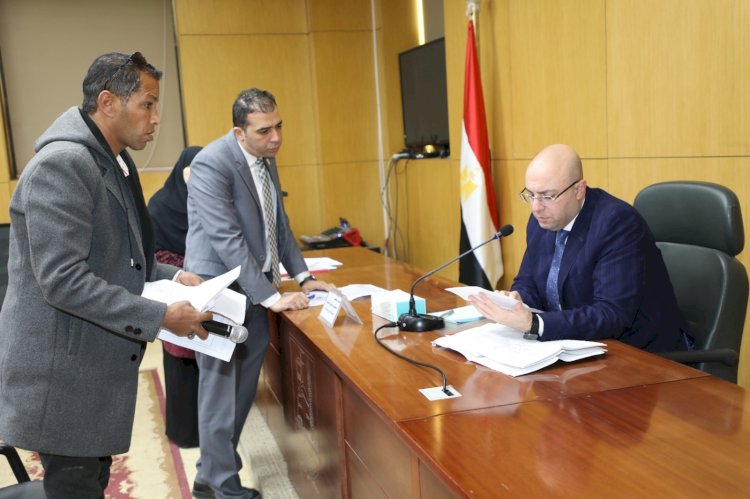 محافظ بني سويف يناقش طلبات المواطنين ومساعدة الحالات الاكثراحتياجا