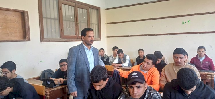 مدير عام التعليم بأبوتشت يتابع سير الدراسة  بالثانوية العسكرية