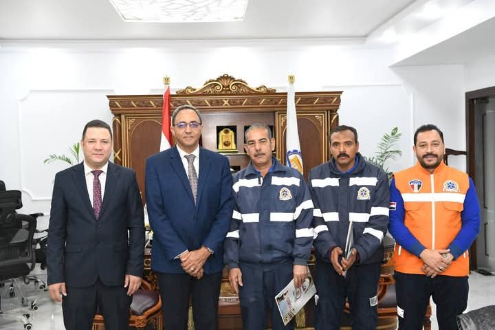 محافظ قنا يكرّم مسعفا وسائقا لأمانتهما في رد مبلغ 227,700 جنيه