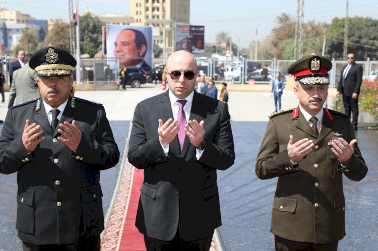 محافظ بني سويف يضع أكليل الزهور على النُصُب التذكاري لشهداء الوطن