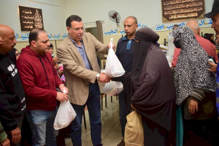 الشعب الجمهوري يواصل دوره المجتمعي بتوزيع كراتين غذائية  بالإسكندرية