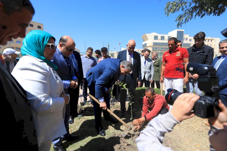 محافظ كفر الشيخ ورئيس الجامعة  يفتتحان حملة  التشجير وتجميل المسطحات الخضراء