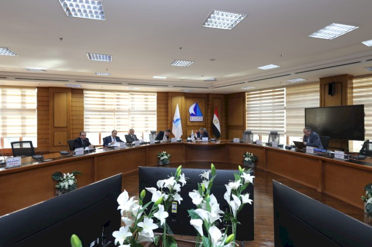 رئيس جامعة كفر الشيخ يترأس لجنة اختيار عميد كلية الصيدلة بالجامعة