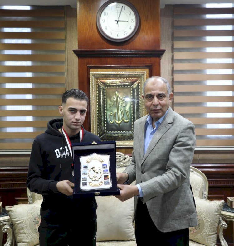 محافظ المنيا يكرم  جمال اكرم  أصغر بطل قتالي على مستوى الجمهورية