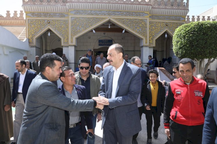 محافظ سوهاج يؤدى صلاة الجمعة بمسجد "الشرطة" .. ويلتقي المواطنين عقب الصلاة