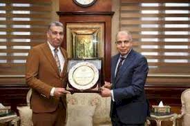 محافظ المنيا يستقبل وفد مجلس إدارة مدارس المنيا البريطانية