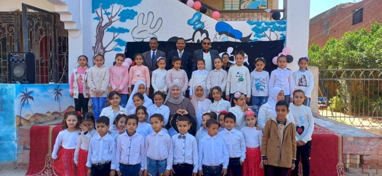 مدير تعليمية أبوتشت يشارك طلاب الحبيلات الشرقية الاحتفال بعيد الأم